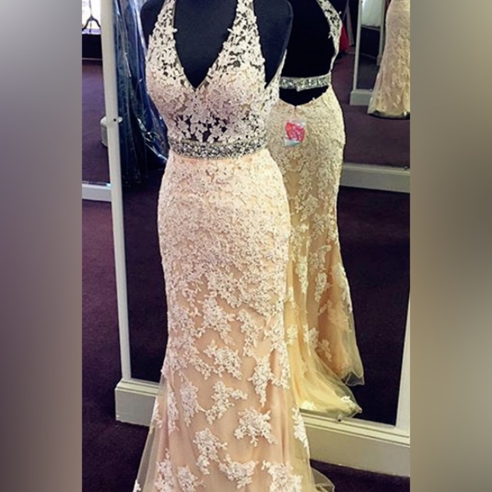 Elegant Lace Evening Prom Gown in Cream